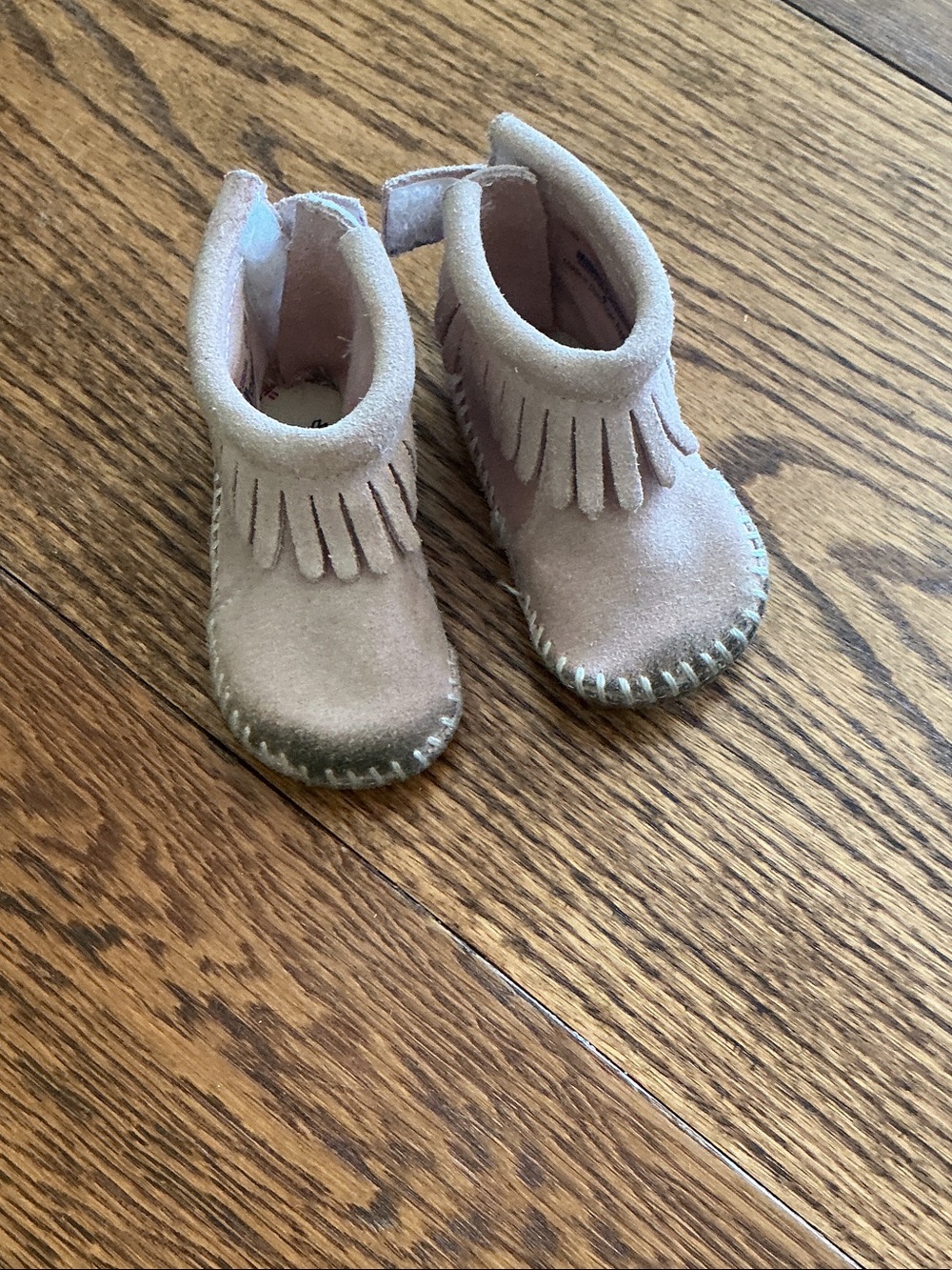 Minnetonka Infant Fringe Suede Moccasins in Light Pink Size 1